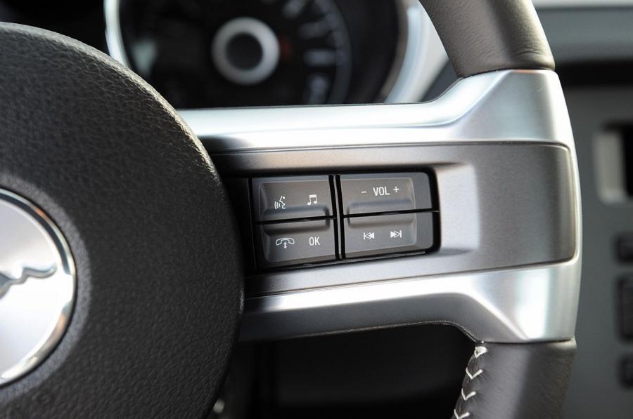  Ford Mustang V6 2012 года  (фото 83 из 133)